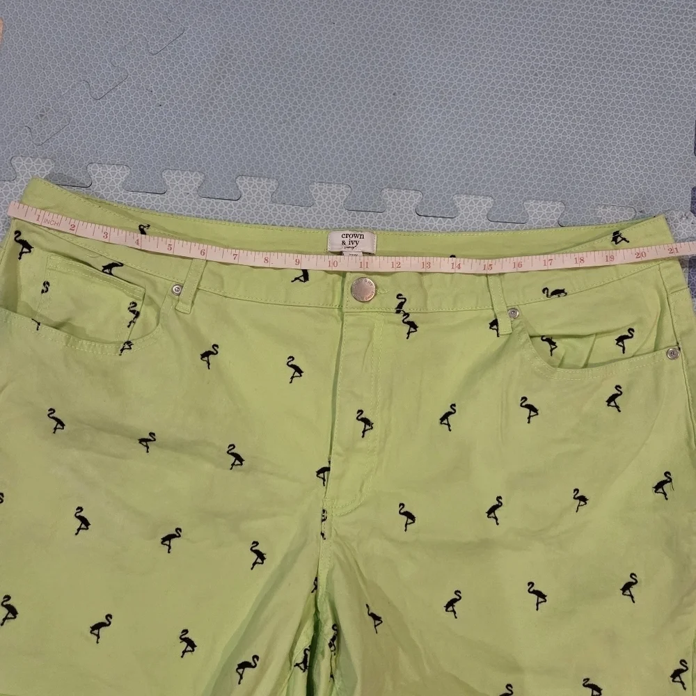 Crown & Ivy Women's Green Flamingo Print Shorts Size 24W - Picture 4 of 10